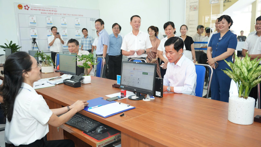 Chủ tịch UBND TP Huế Nguyễn Văn Phương kiểm tra việc vận hành thử mô hình chính quyền địa phương 2 cấp. (Ảnh: Ngọc Hiếu)