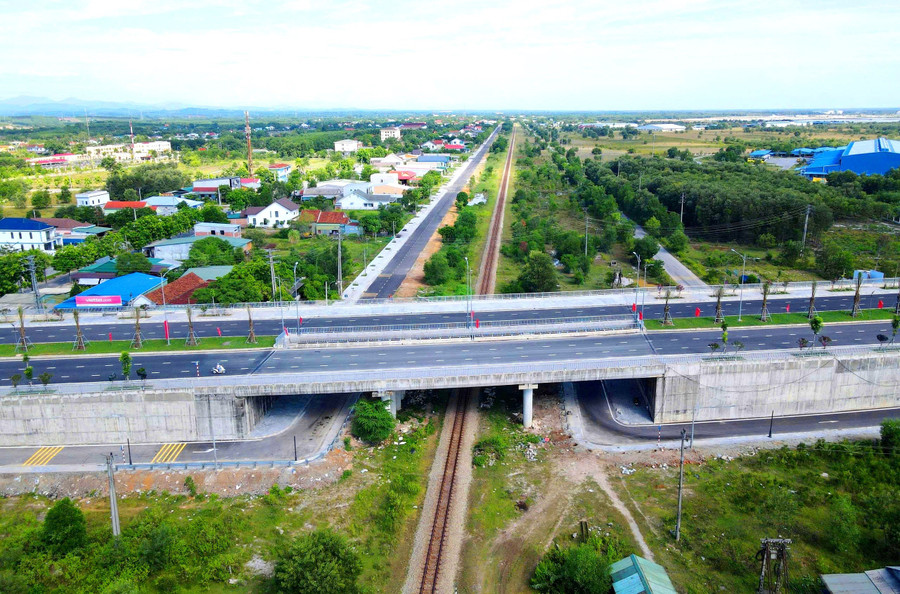 Ban Quản lý dự án Đầu tư xây dựng Công trình giao thông TP Huế - chủ đầu tư dự án cho biết, sẽ hoàn thiện các hạng mục còn lại trước 30/8 để kịp khánh thành, dự kiến vào 1/9 tới. 4.jpg