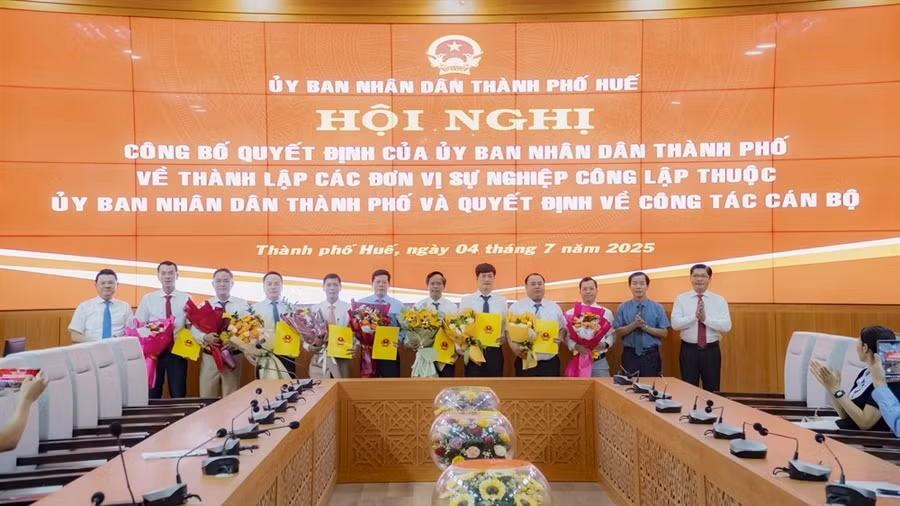 Lãnh đạo TP Huế trao quyết định thành lập các Ban Quản lý dự án đầu tư xây dựng khu vực và bổ nhiệm cán bộ lãnh đạo Ban.