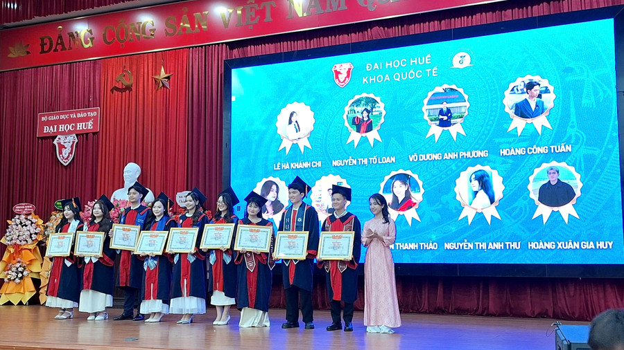 Khen thưởng các sinh viên hoạt động phong trào xuất sắc. le-tot-nghiep-va-trao-bang-cho-sinh-vien-khoa-quoc-te-dai-hoc-hue.jpg