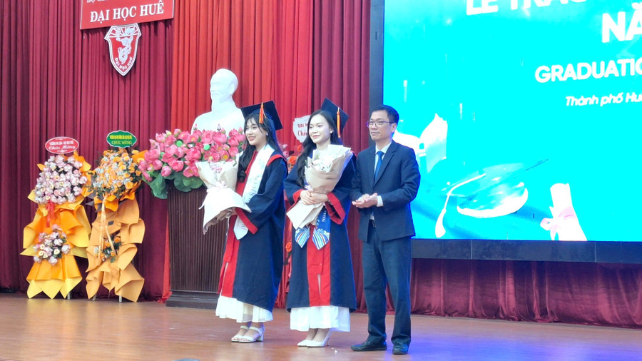 Các sinh viên xuất sắc tốt nghiệp Khoa Quốc tế - Đại học Huế được khen thưởng.