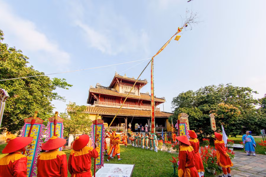 Nghi lễ hạ tiêu sáng 23/2 (mùng 7 Tết) tại Đại Nội Huế.