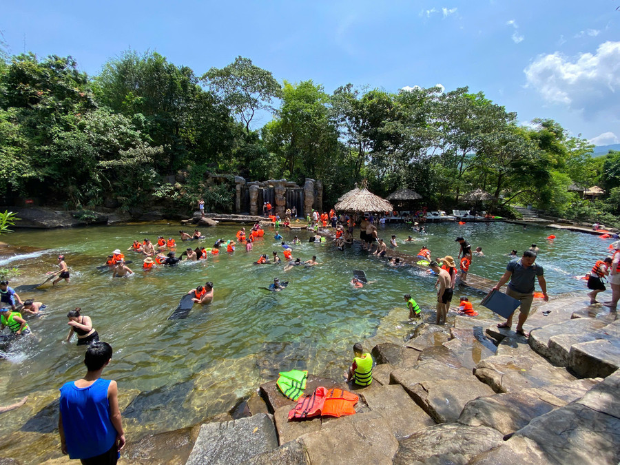 "Giải nhiệt" trong làn nước suối mát lạnh tại Bạch Mã Village. z6557321068718-757106cccaa6fcf98c91e67023042d4c.jpg