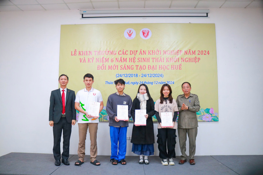 Khen thưởng các cá nhân, tập thể xuất sắc trong lĩnh vực khởi nghiệp Đại học Huế năm 2024. (Ảnh: K.T)
