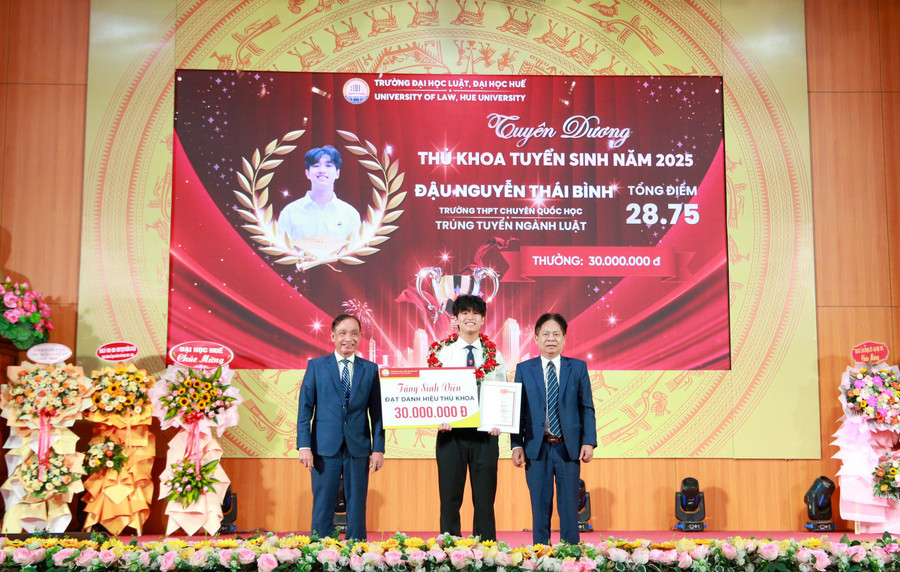 Ban Giám hiệu Trường Đại học Luật, Đại học Huế trao tặng học bổng cho Thủ khoa Đậu Nguyễn Thái Bình. Đáng trân trọng hơn, Thái Bình đã trích ra 10 triệu để hỗ trợ những bạn tân sinh viên cùng khoá có hoàn cảnh khó khăn nhưng biết vươn lên phấn đấu trong học tập. 290c7712.jpg