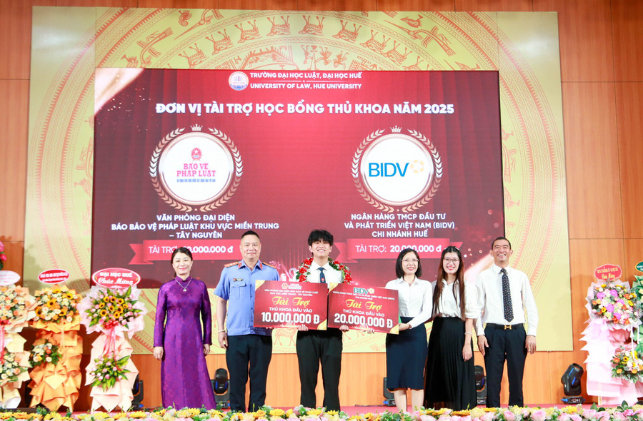 Các nhà tài trợ trao tặng học bổng cho Đậu Nguyễn Thái Bình - tân sinh viên đạt 3 lần thủ khoa. 290c7720.jpg