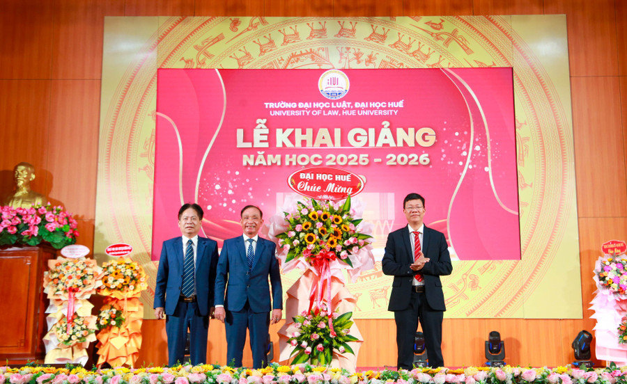 Đại học Huế tặng hoa chúc mừng Lễ Khai giảng năm học 2025-2026. 290c7705.jpg