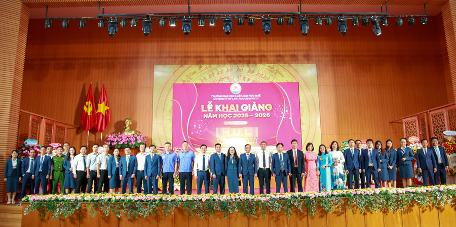 Các thầy, cô giáo cùng đại biểu, khách mời chụp ảnh lưu niệm tại Lễ Khai giảng. (Ảnh: Hoàng Hải) 290c7765.jpg
