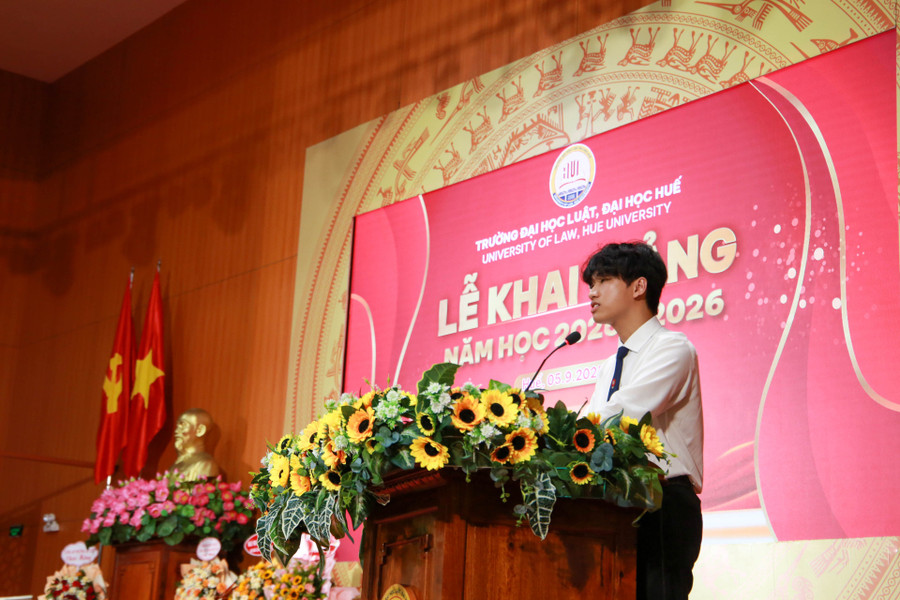 Tân sinh viên Thủ khoa Đậu Nguyễn Thái Bình phát biểu tại Lễ khai giảng. 290c7759.jpg