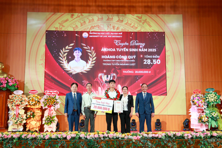 Trao tặng học bổng 20 triệu đồng cho tân sinh viên Hoàng Công Quý là Á khoa của trường với tổng 28,50 điểm. 290c7726.jpg