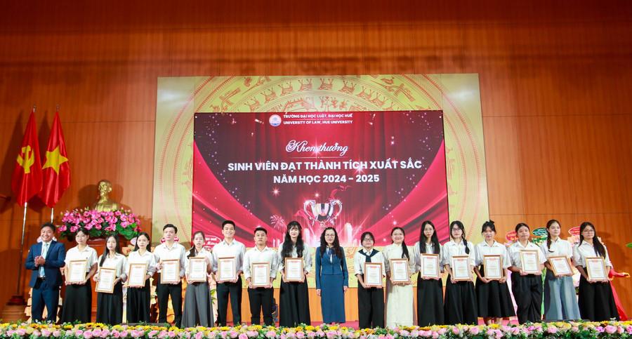 Trao tặng giấy khen cho sinh viên đạt thành tích xuất sắc trong học tập. 290c7728.jpg