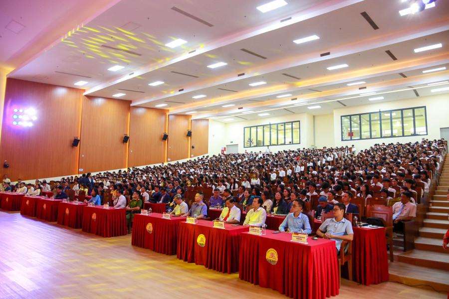Đại biểu, khách mời cùng hàng trăm sinh viên tham dự Lễ Khai giảng. 290c7671.jpg