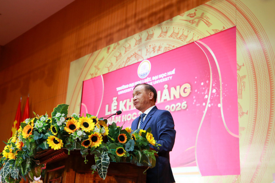 PGS.TS Đoàn Đức Lương – Hiệu trưởng Trường Đại học Luật, Đại học Huế phát biểu tại Lễ khai giảng. 290c7701.jpg