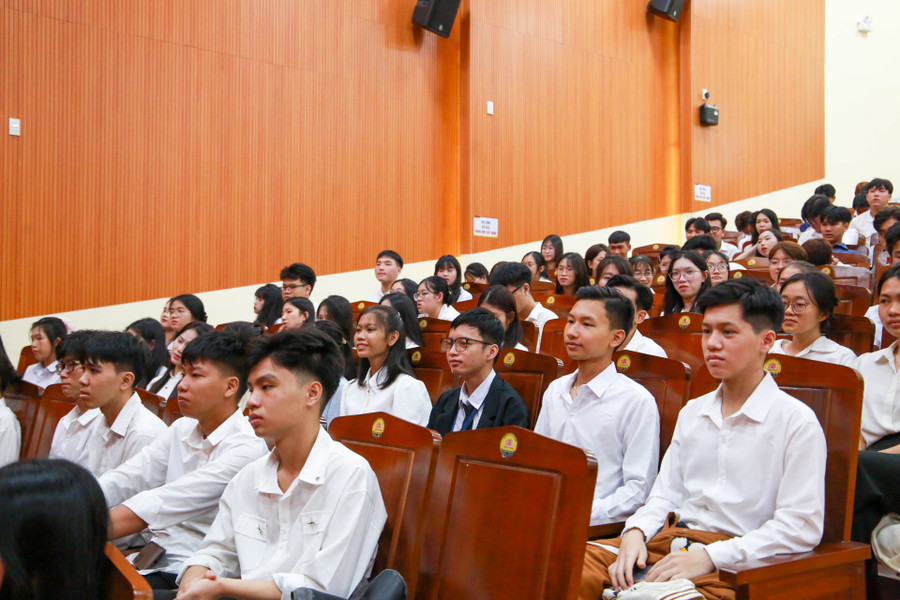 Sinh viên chăm chú theo dõi Lễ Khai giảng. 290c7694.jpg