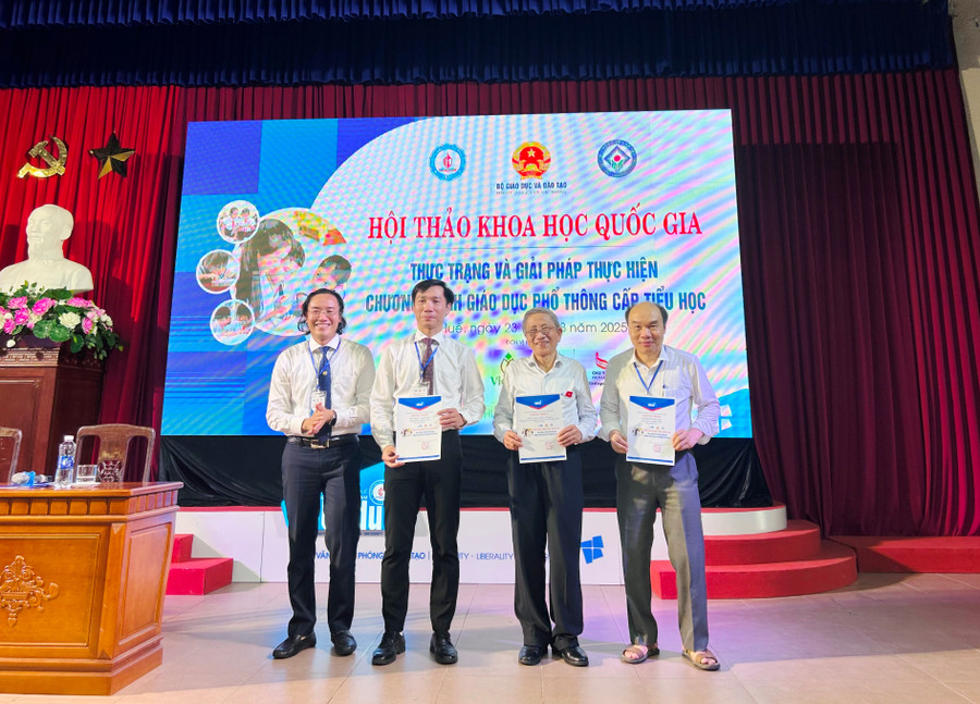 Trao chứng nhận cho các tác giả báo cáo tại Hội thảo khoa học quốc gia “Thực trạng và giải pháp thực hiện Chương trình giáo dục phổ thông cấp tiểu học” diễn ra tại TP Huế ngày 23/8. chung-nhan-cho-cac-tac-gia-bao-cao-tai-hoi-thao.jpg
