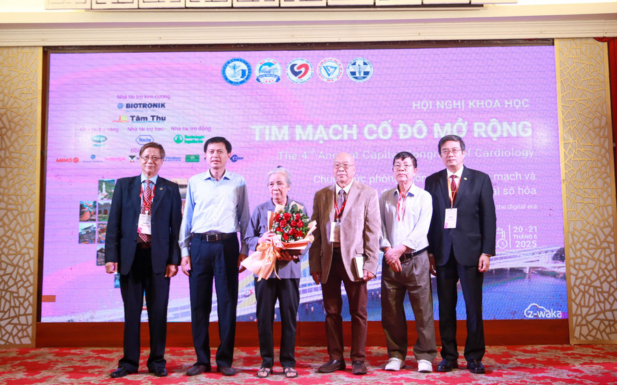 Ban tổ chức tặng hoa chúc mừng bệnh nhân Lê Thị Thịnh tại tỉnh Quảng Trị đã điều trị thành công bệnh suy tim bởi đội ngũ giáo sư, bác sĩ trong và ngoài nước. 290c7190.jpg