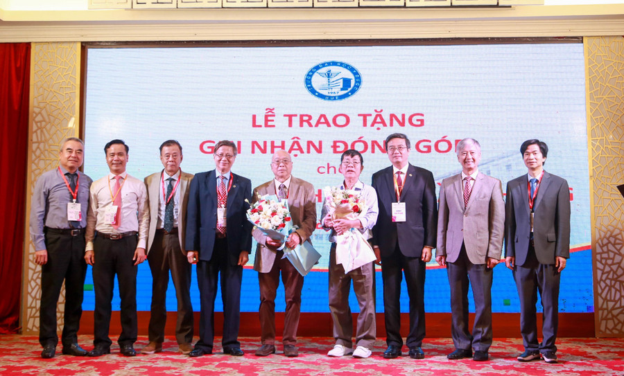 Trao tặng và tri ân công lao đóng góp của 2 bác sĩ Giáo sư Bùi Văn Minh và Giáo sư Trần Thống.