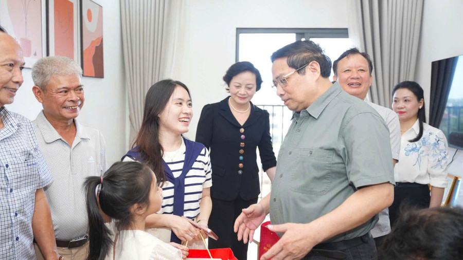 Đoàn công tác Thủ tướng Phạm Minh Chính thăm hộ dân ở khu nhà ở xã hội tại TP Huế.