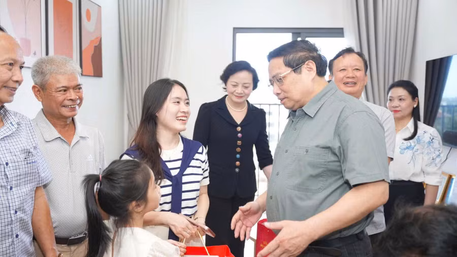 Đoàn công tác Thủ tướng Phạm Minh Chính thăm hộ dân ở khu nhà ở xã hội tại TP Huế.