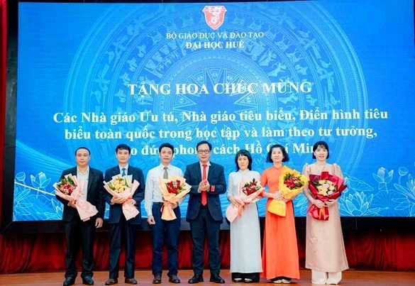 Đại học Huế khen thưởng các thầy cô giáo nhân dịp lễ 20/11. (Ảnh: ĐHH)