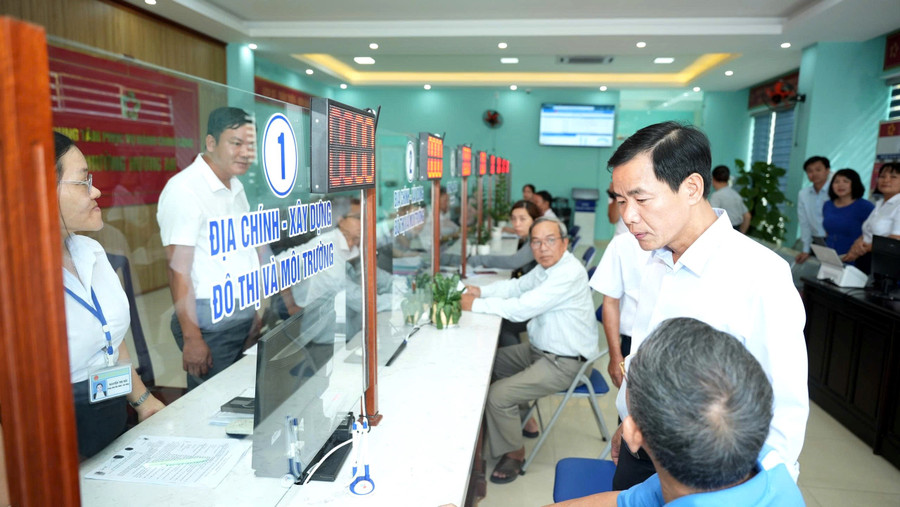 Ông Nguyễn Văn Phương, Chủ tịch UBND TP Huế hỏi thăm ý kiến của người dân khi đến giao dịch tại bộ phận một cửa của phường. (Ảnh: Ngọc Hiếu) z6717532296308-69ed92f5b5ae89810ad51574a2026804.jpg