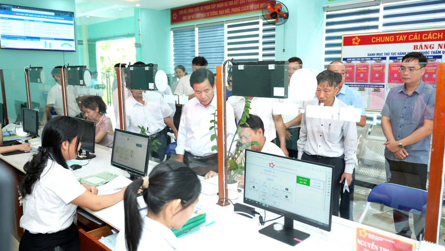 Đoàn kiểm tra đã thị sát công việc vận hành thử mô hình chính quyền 2 cấp tại UBND phường An Cựu và phường Hương An. z6717532339019-b9cc4afb1861ccb5610332c402b32226.jpg