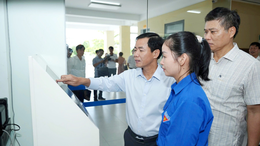Ông Nguyễn Văn Phương, Chủ tịch UBND TP Huế (ngoài cùng bên trái) ghi nhận, các phường đã cơ bản hoàn thiện phương án phân công nhiệm vụ, duy trì bộ máy hoạt động ổn định. z6717532253100-9be1f7d79468534cba0074d517770089.jpg