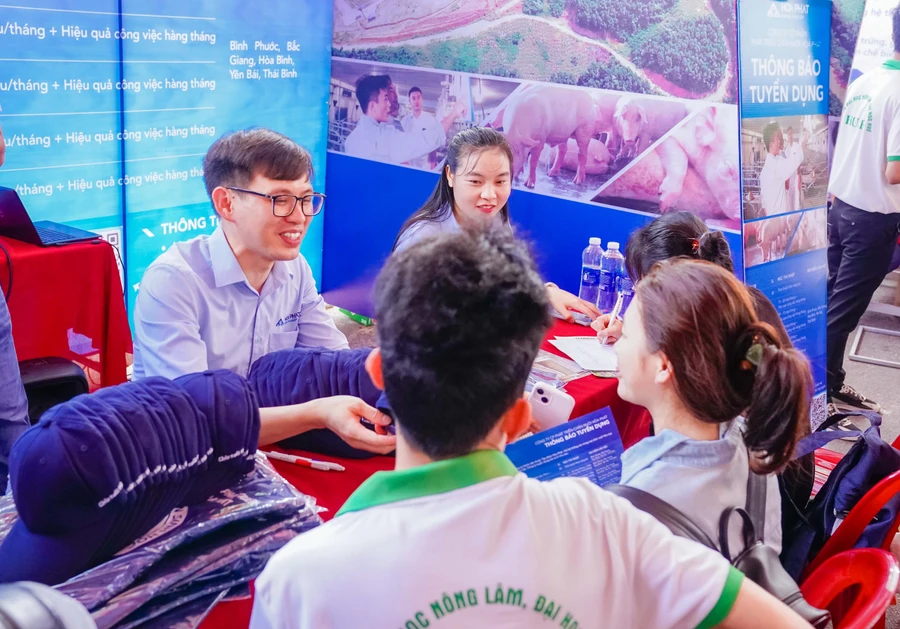 Sinh viên Trường Đại học Nông Lâm, Đại học Huế tham gia Ngày hội việc làm 2025.