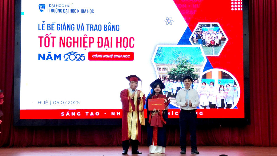 PGS.TS Võ Thanh Tùng, Hiệu trưởng Trường Đại học Khoa học, Đại học Huế (trái) trao bằng tốt nghiệp cho các sinh viên. (Ảnh: Đại Dương) z6773158302049-7b26c763f7c9317e0be0c83fa472c567.jpg