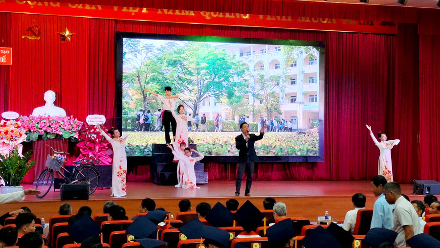 Những tiết mục gợi nhớ kỷ niệm mái trường, giảng đường xưa. z6773116462674-ba743831736b630dbf9a69bbd8f50dc7.jpg
