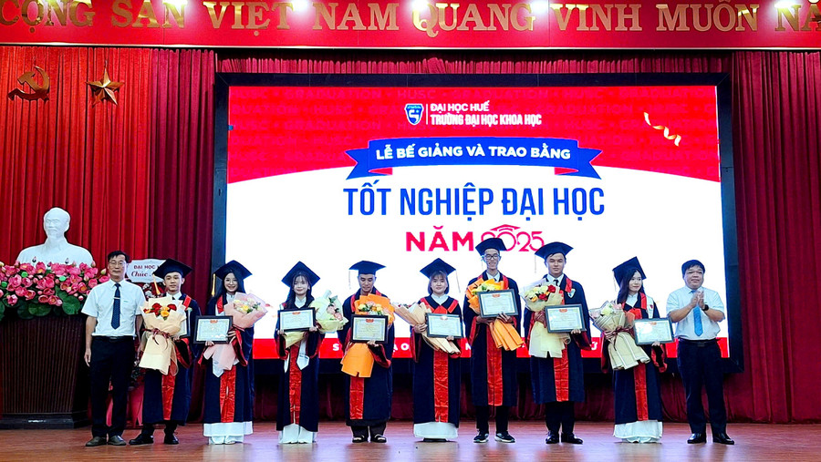 Khen thưởng các sinh viên đạt thành tích xuất sắc. z6773321902916-f45638eb4674b4dd9bc8a1cb1e7d37ea.jpg