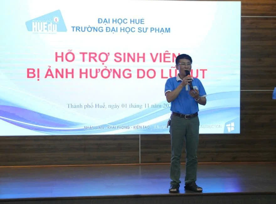 Ths Trương Thế Quy, Phó Trưởng phòng Đào tạo Đại học và Công tác sinh viên chia sẻ về những hành động ý nghĩa của thầy và trò trong lũ lịch sử. 8.jpg