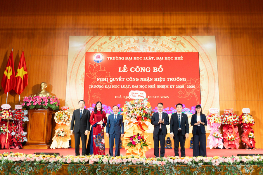 Lãnh đạo Đại học Huế tặng hoa chúc mừng Hiệu trưởng Trường Đại học Luật nhiệm kỳ mới. dsc00889.jpg