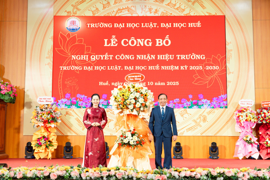 Đảng uỷ UBND TP Huế tặng hoa chúc mừng PGS.TS Đoàn Đức Lương. dsc00907.jpg
