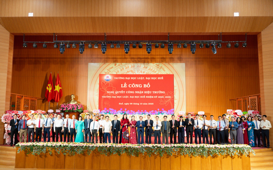 Các đại biểu chụp ảnh lưu niệm cùng Hiệu trưởng Trường Đại học Luật nhiệm kỳ 2025-2030. dsc00924.jpg
