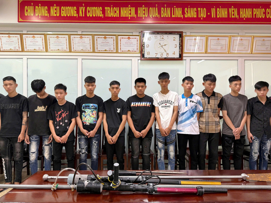 Nhóm thanh thiếu niên và các hung khí cỡ lớn mang theo khi chạy xe máy trên đường. (Ảnh: CACC) gen-h-z6743935812048-adf478264c2c3308a9b5aa65dcb067ed.jpg