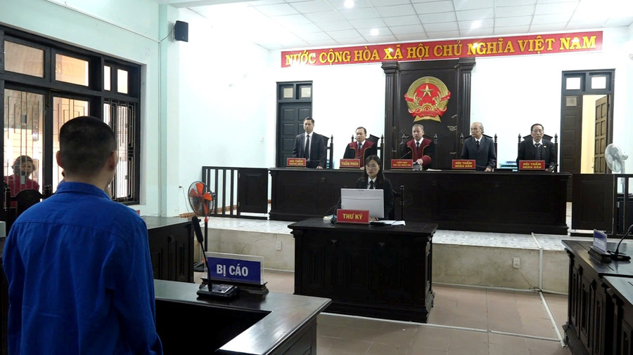 Tòa án nhân dân Thành phố Huế mở phiên tòa sơ thẩm xét xử vụ án “Mua bán trái phép chất ma túy” với bị cáo Đoàn Lê Quốc Phước. (Ảnh: H.D)