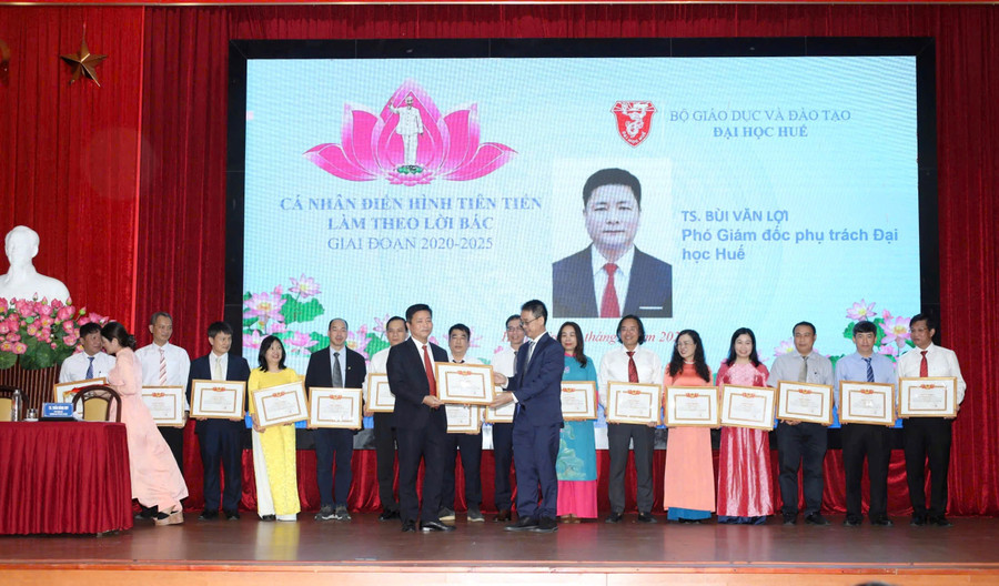 Khen thưởng các cá nhân có thành tích xuất sắc trong thực hiện các phong trào thi đua yêu nước Đại học Huế giai đoạn 2020-2025. 6.jpg
