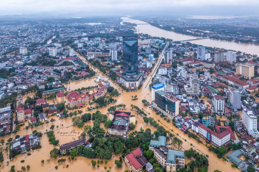 Nước lũ đã nhấn chìm nhiều công trình, nhà cửa; làm thiệt hại lớn đến kinh tế địa phương. (Ảnh: Nguyễn T.A. Phong) 574381407-855738923766248-5482199866592829440-n.jpg