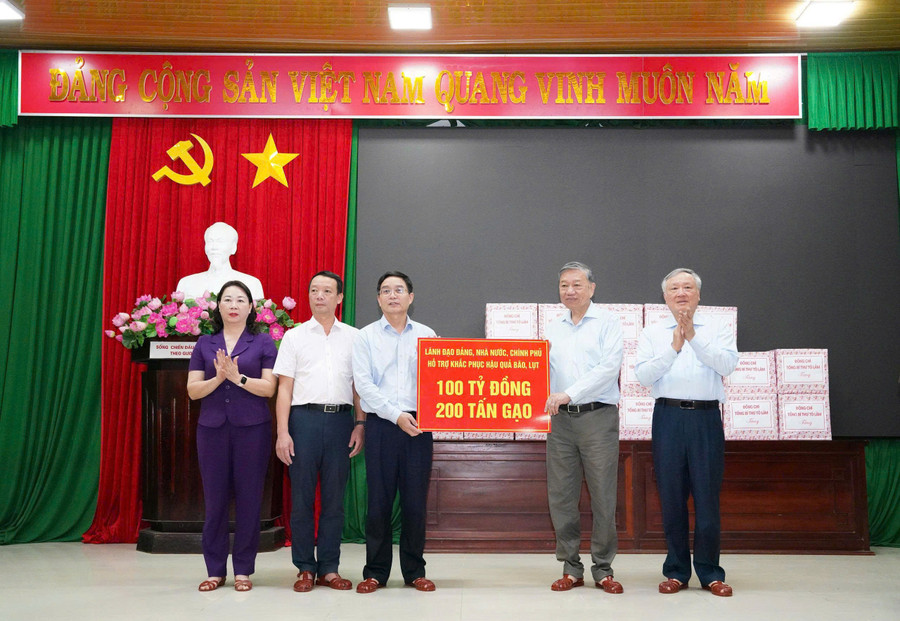 Thay mặt lãnh đạo Đảng, Nhà nước, Chính phủ, Tổng Bí thư Tô Lâm trao tặng TP Huế 100 tỷ đồng và 200 tấn gạo hỗ trợ. 4-1.jpg
