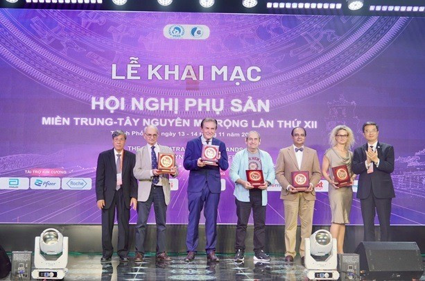 Ban tổ chức Hội nghị Phụ Sản miền Trung - Tây Nguyên mở rộng lần thứ XII tặng quà lưu niệm cho các đại biểu quốc tế.