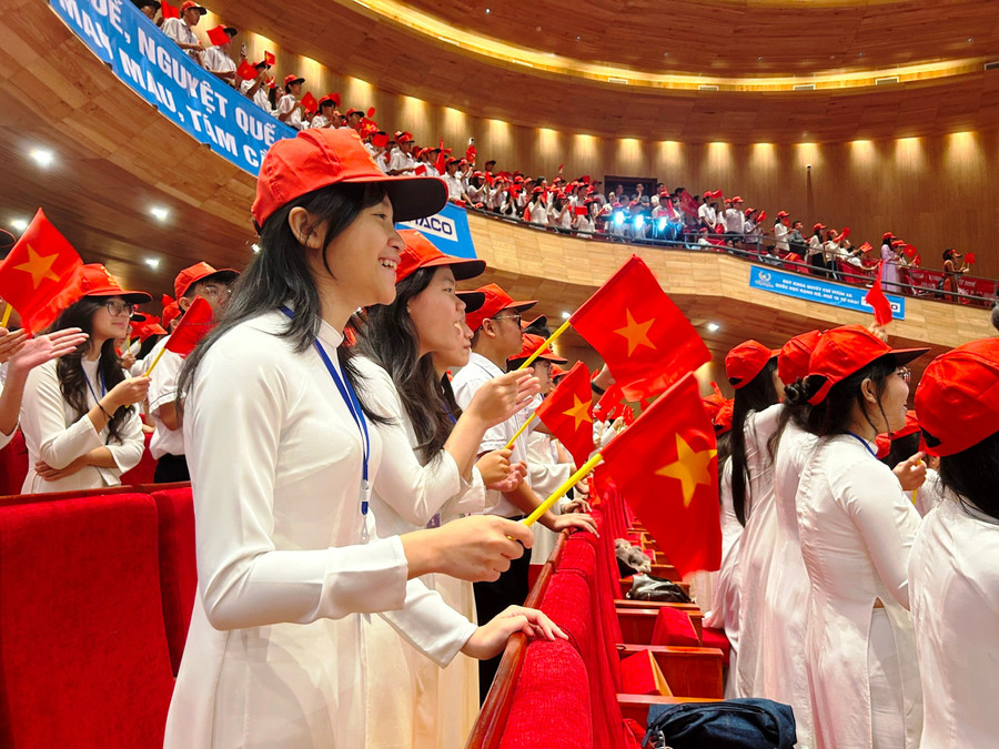 Học sinh Trường THPT Quốc Học - Huế cổ vũ nhiệt tình trận chung kết Đường lên đỉnh Olympia 2025 tại đầu cầu Huế.