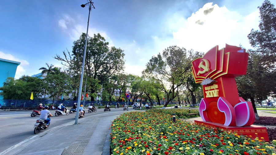 a1-tp-hue-ruc-ro-co-hoa-huong-ve-dai-hoi-xiv-cua-dang.jpg