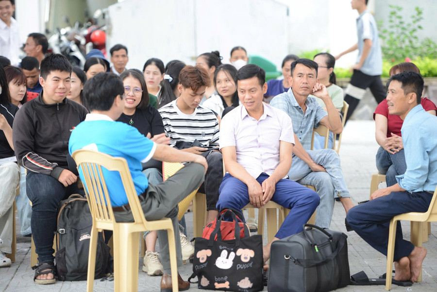 Các phụ huynh thoải mái ngồi chờ con làm thủ tục nhập học. z6953151874208-4bdc1dc793c0531ba1eb983c47a1c573.jpg