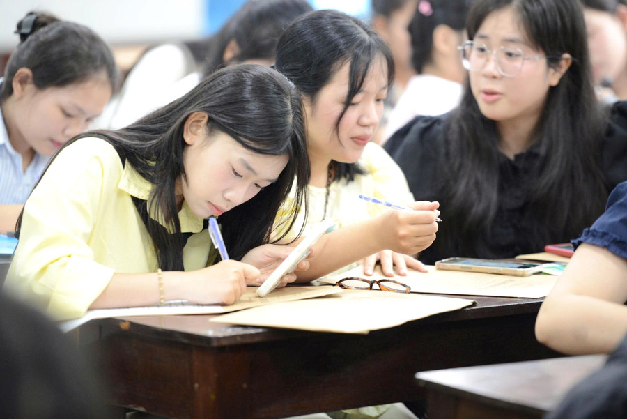 Theo Ban Giám hiệu nhà trường, điểm chuẩn năm nay trường tiếp tục nằm trong top đầu Đại học Huế với điểm cao nhất là 28,9 điểm. z6953151811510-ea99ed7a0d3728957a8026326b8d9685.jpg
