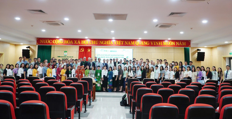 Các đại biểu chụp ảnh lưu niệm tại Hội thảo. z6954106992986-da15afec5ed40aff5455aaed194c5210.jpg