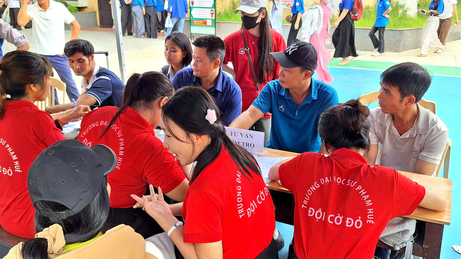 Trường niêm yết các sơ đồ chỉ dẫn trong khuôn viên trường và trên fanpage, giúp tân sinh viên hoàn thành các thủ tục nhập học nhanh chóng. z6953922189112-426cebc7d7b56462cc9af64869b277e9.jpg