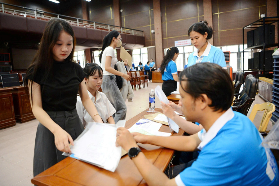 Để tạo điều kiện cho các tân sinh viên đến nhập học, Trường Đại học Sư phạm, Đại học Huế đã xây dựng kế hoạch, bố trí các khu vực làm thủ tục, tiếp nhận hồ sơ một cách rõ ràng, khoa học. z6953151827069-1e8267fa21b114ad202bf01bd4d2156f.jpg
