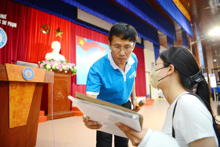Bên cạnh đó, nhà trường huy động hơn 100 viên chức, người lao động, sinh viên tình nguyện hỗ trợ, hướng dẫn tận tình các bước nộp hồ sơ. z6953151811754-4f869501347039a405ffd7c710269161.jpg