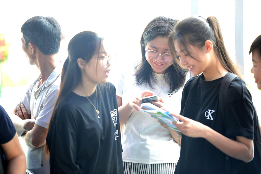 Niềm vui của các sĩ tử vượt "vũ môn" bước vào ngưỡng cửa đại học tại ngôi trường chuyên đào tạo giáo viên lâu đời nhất miền Trung. z6953151854917-b2bc9a8711df8559528712fa003d7160.jpg